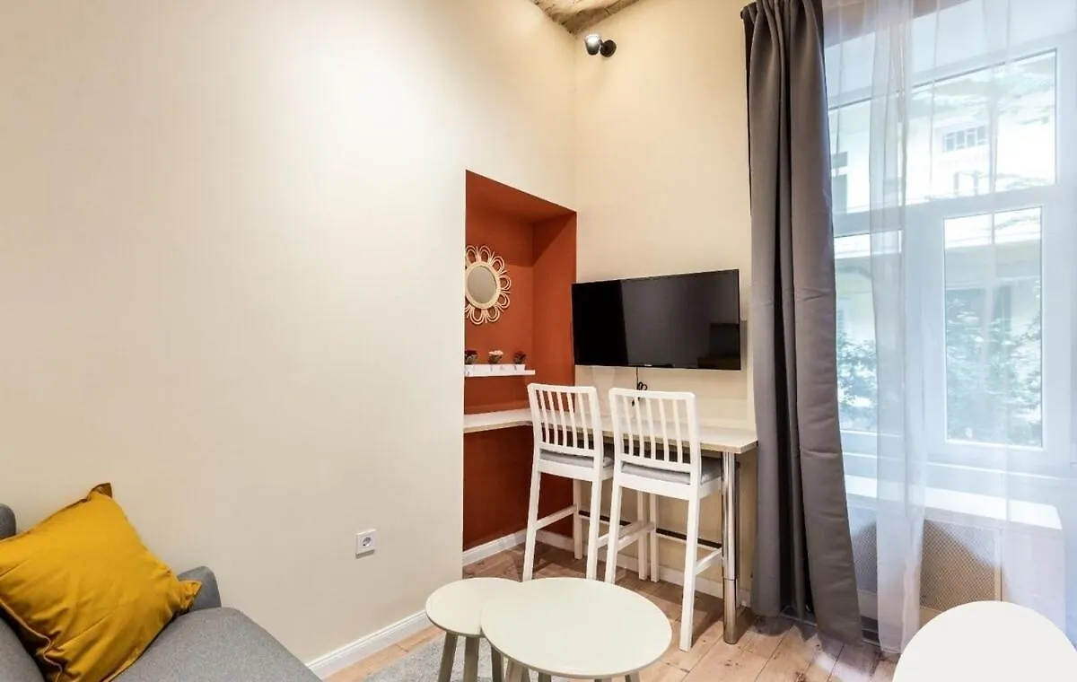 Cute Apartment In Akacfa St, Moon ブダペスト ハンガリー